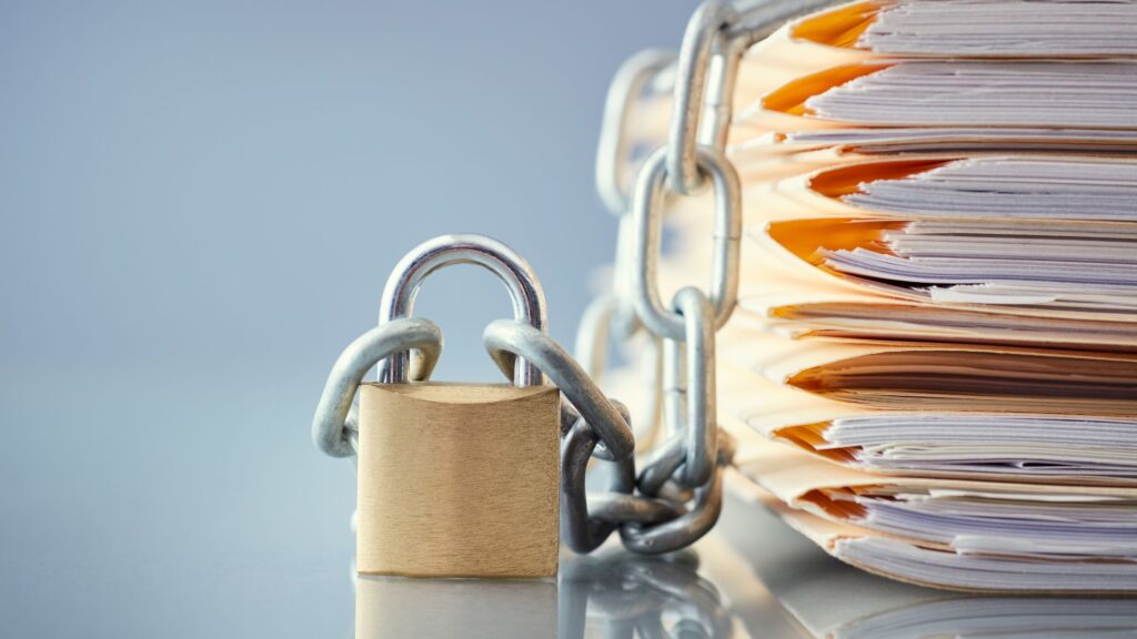 Íconos de seguridad aplicados a carpetas digitales de recursos humanos.