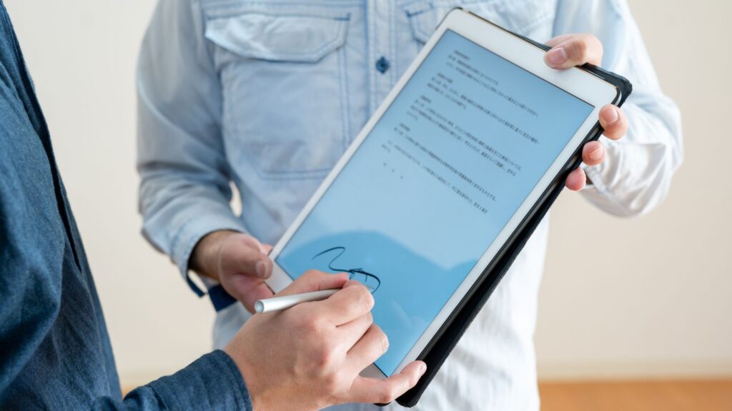Contrato laboral digital con firma electrónica válida en pantalla
