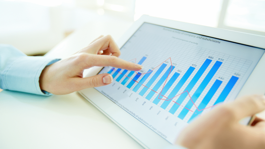 Dashboard de datos con documentos organizados digitalmente.